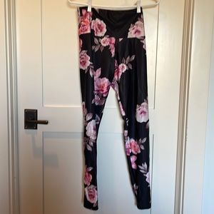 Onzie Women's floral on black leggings size M/L
